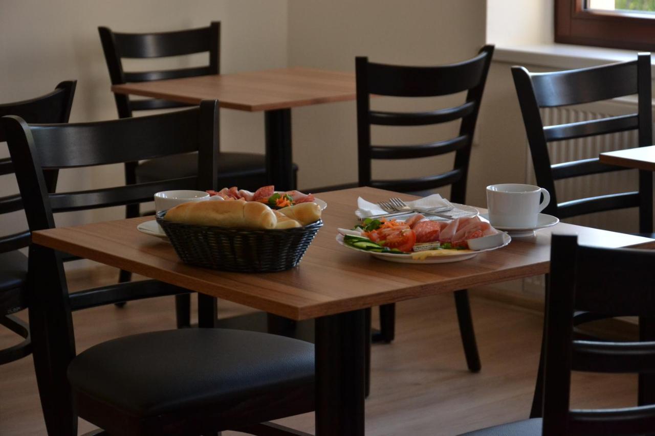 Hotel Decin Na Skrivance エクステリア 写真