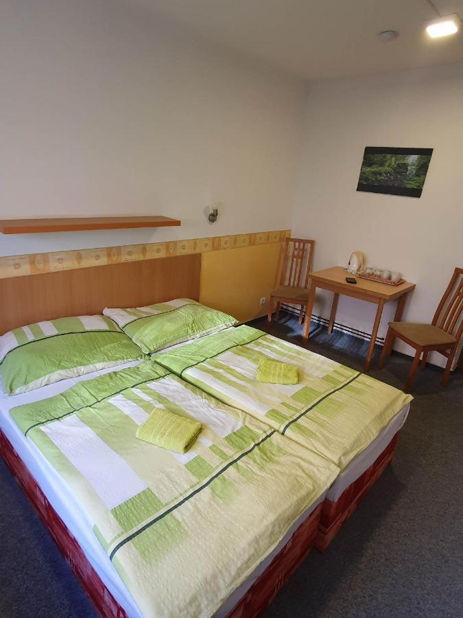 Hotel Decin Na Skrivance エクステリア 写真