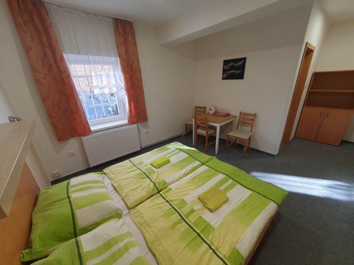 Hotel Decin Na Skrivance エクステリア 写真