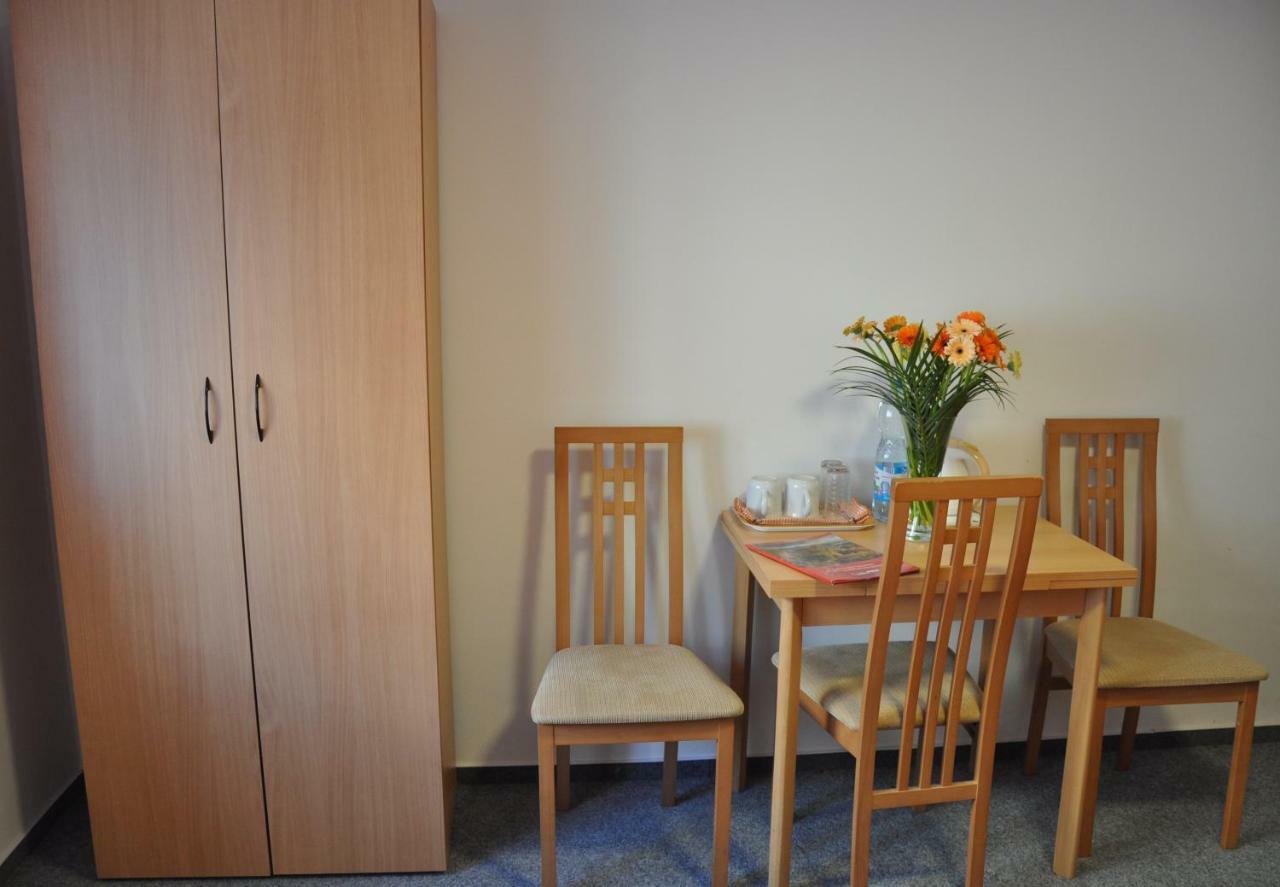 Hotel Decin Na Skrivance エクステリア 写真